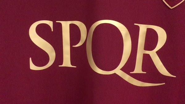 Roma-Lazio, giallorossi in campo con la scritta “SPQR” sulla maglia