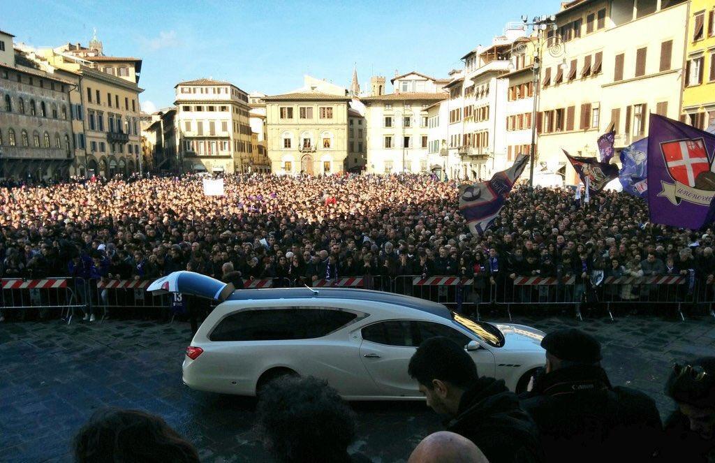 Astori, folla e commozione al funerale. Badelj: “Eri la nostra luce” (VIDEO)