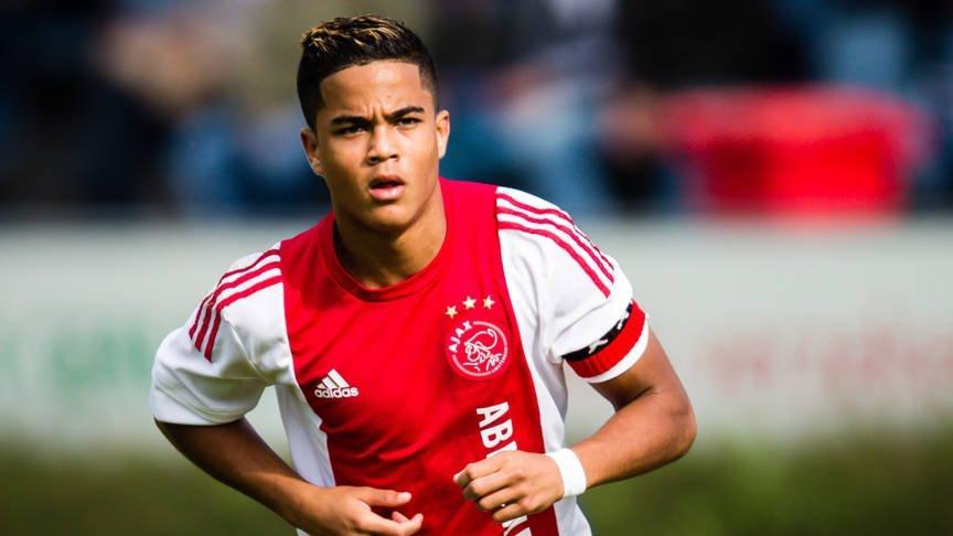 Roma-Kluivert ci siamo: l’esterno rientra dalle vacanze. Papà Patrick: “Non è ancora il momento per lui di andare al Barcellona”