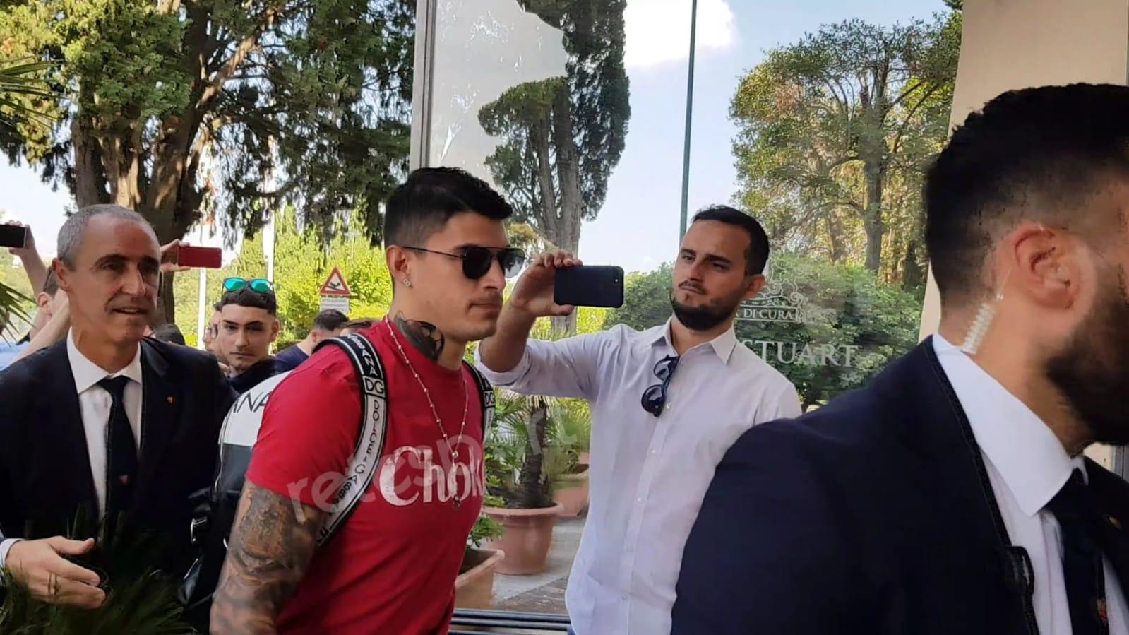 [FOTO e VIDEO] – Villa Stuart, ecco l’arrivo dei giocatori per le visite mediche