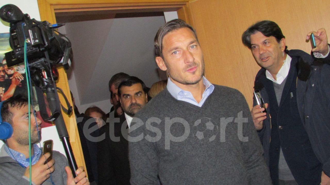 “Un Capitano”: Totti restaura il Colosseo