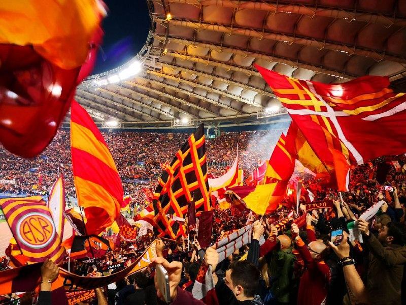 Roma sempre più social, ma l’abbraccio della gente vale più di mille like