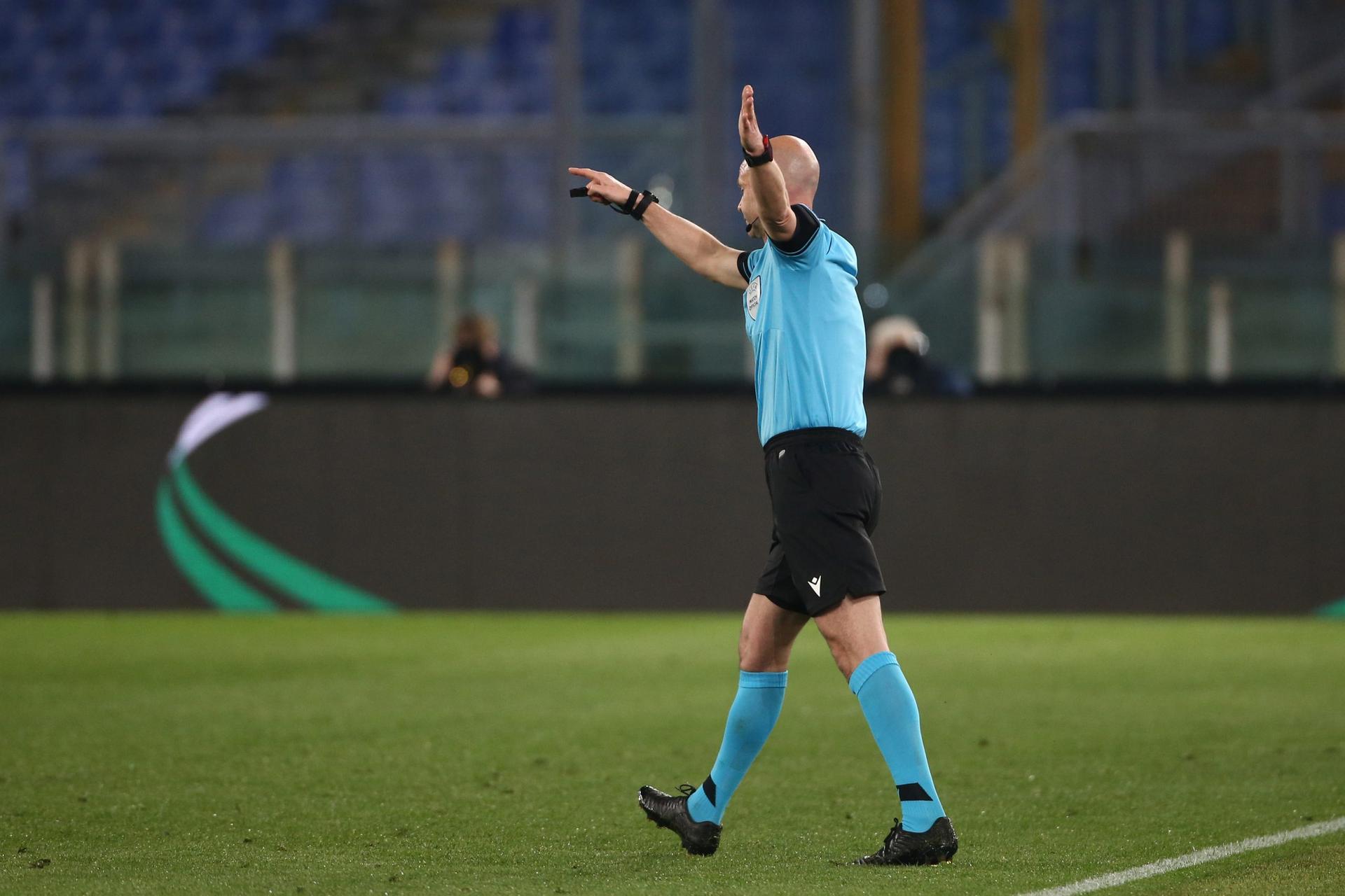 Siviglia-Roma, pessimo arbitraggio di Taylor: gli episodi da moviola