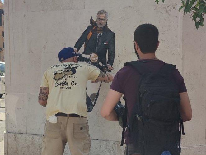 Roma, Mourinho torna “Special”: ridipinto il murale a Testaccio