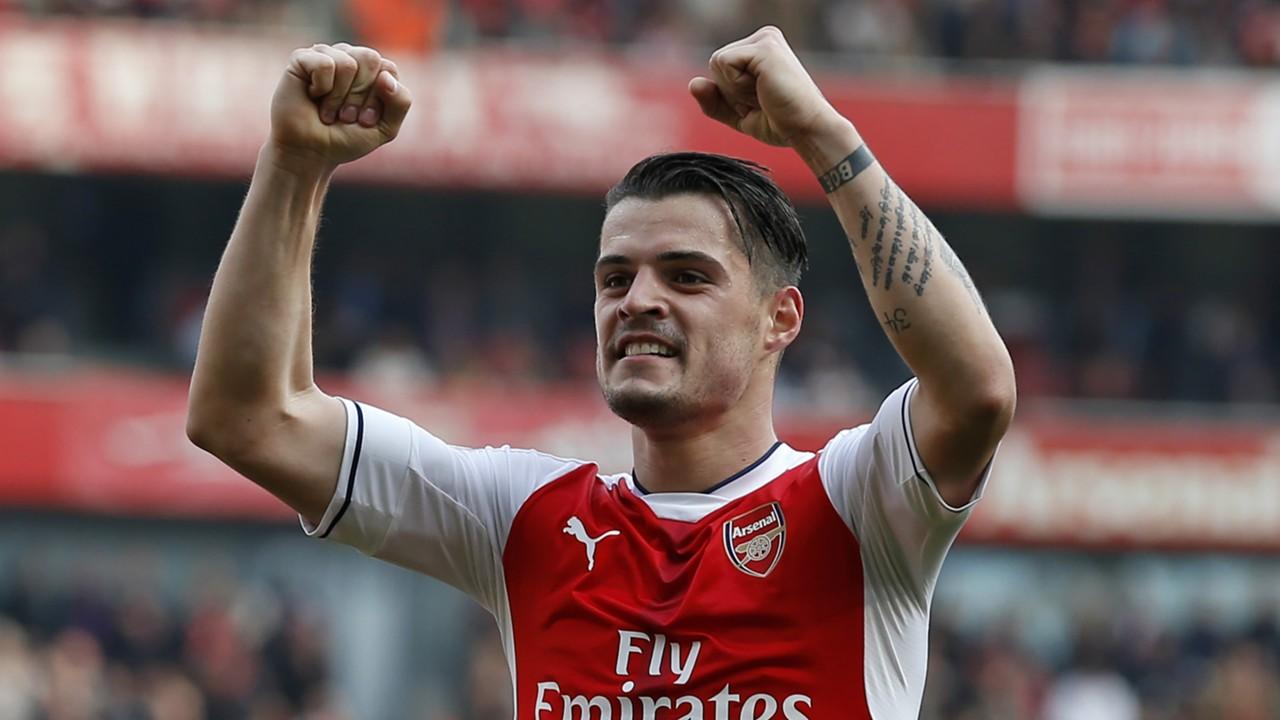 Bonus, premi e telefonate. Granit Xhaka pressa per la Roma