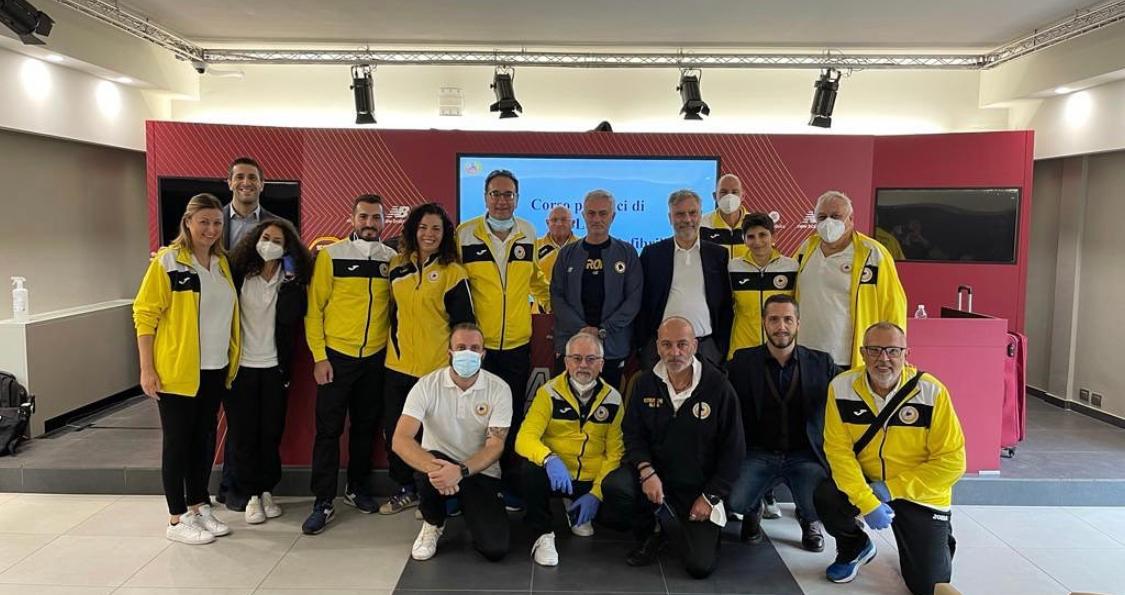 Roma, staff e squadra studiano le tecniche di primo soccorso – FOTO