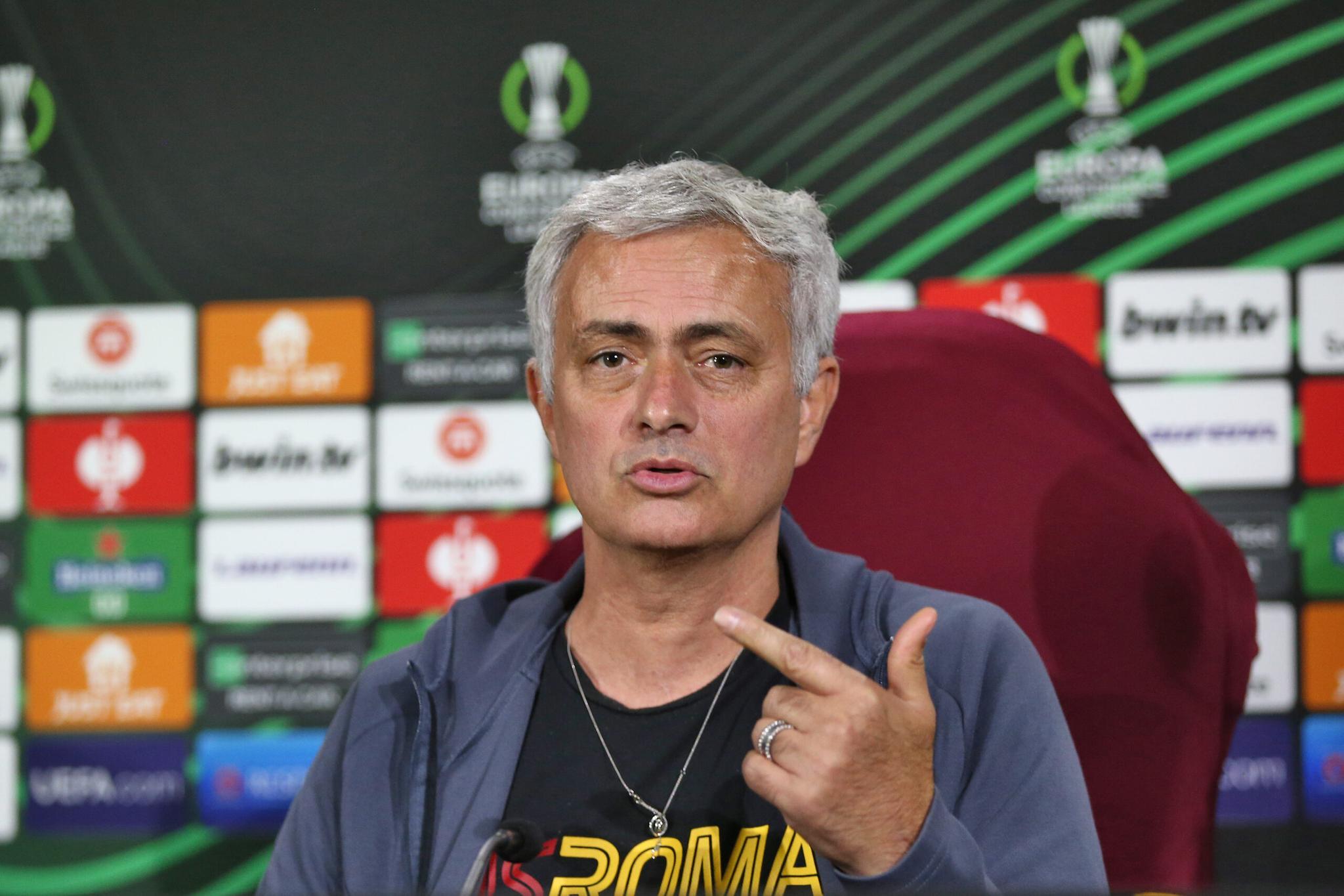 Mourinho: “Veretout non parte. Finiremo la stagione con questa rosa. Ok Smalling ed El Sha”