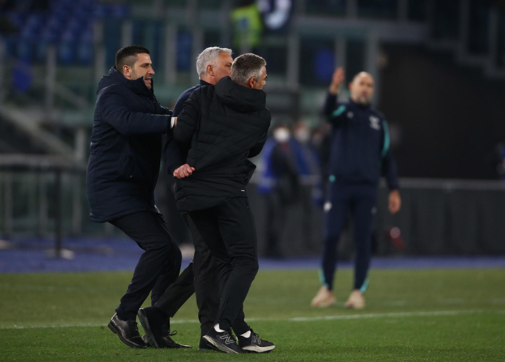 Roma, la ‘strategia della tensione’ è un boomerang: dall’arrivo di Mou 16 rossi a giocatori e tecnico, nessuno peggio dei giallorossi in A