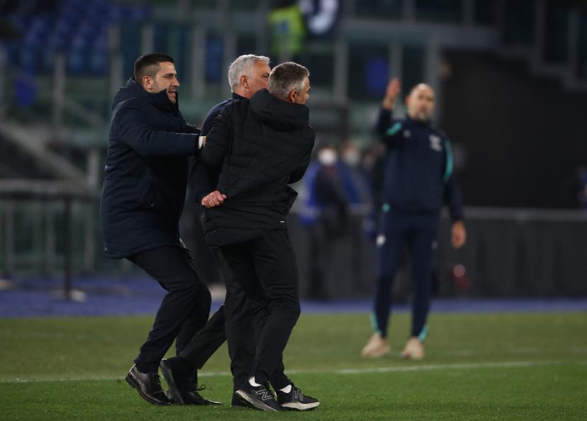 Roma, la ‘strategia della tensione’ è un boomerang: dall’arrivo di Mou 16 rossi a giocatori e tecnico, nessuno peggio dei giallorossi in A