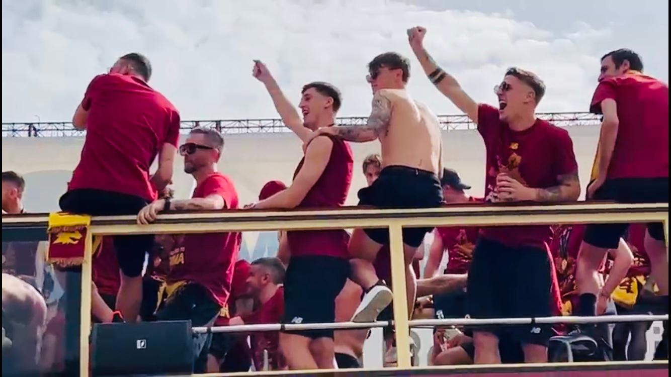 Festa Roma, squadra e Coppa sfilano verso il Circo Massimo: giocatori e Mourinho scatenati, presente Friedkin (VIDEO FOTO)