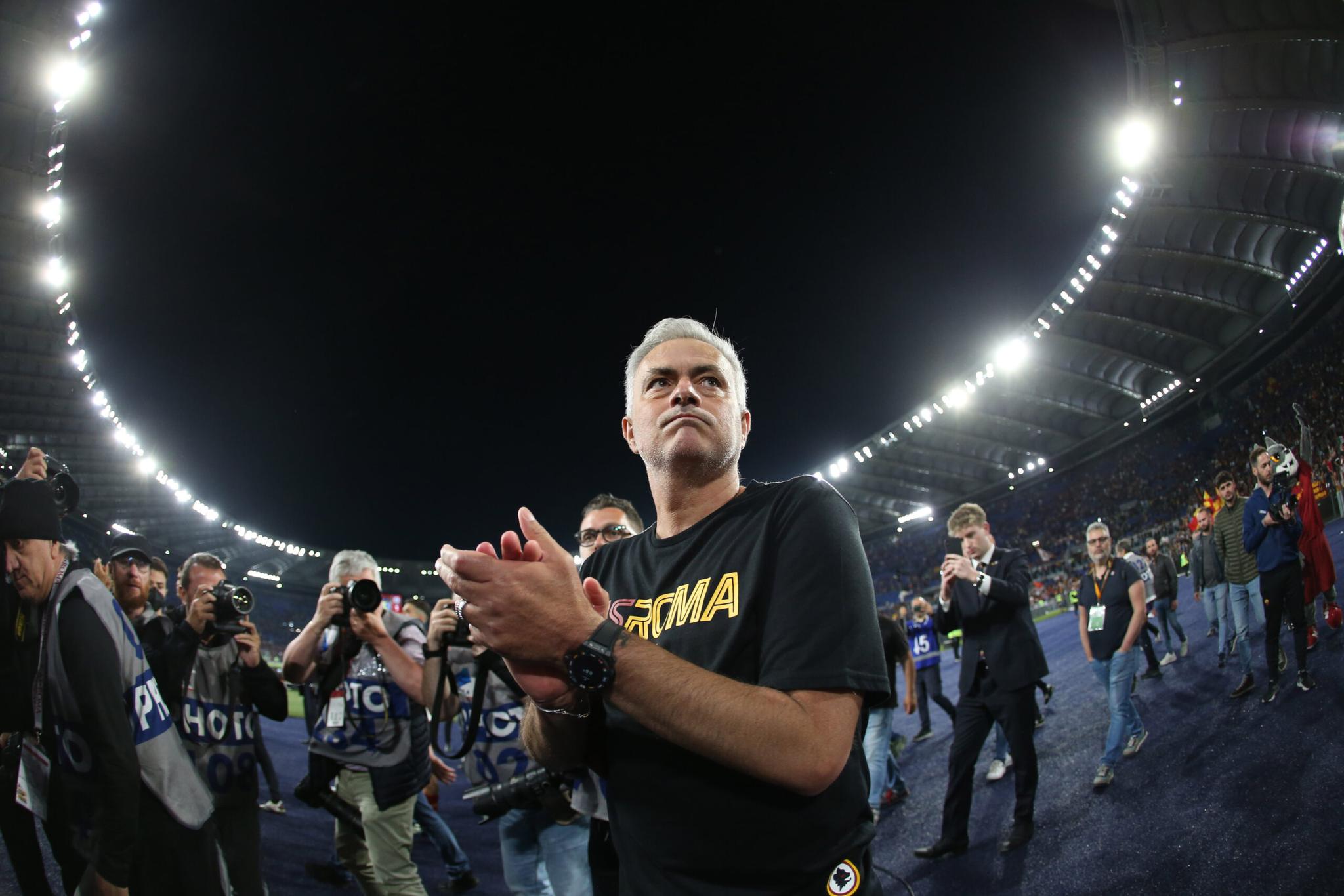 La Roma cade a pezzi e l’Olimpico invoca lo Special One: ”Mou resta con noi”