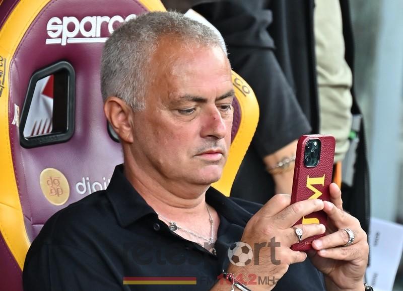 Mourinho-PSG, dalla Francia smentite: “Nessuna trattativa, non è il primo della lista”