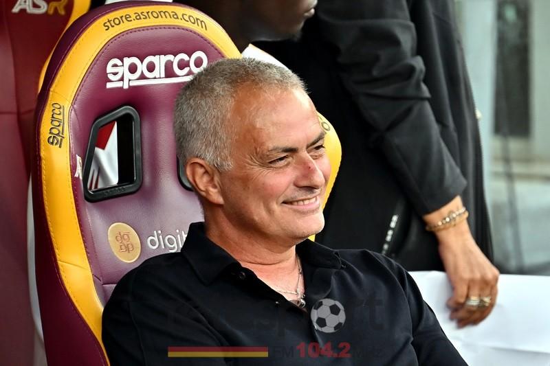 Mourinho: “Se prima della partita la gente mi vuole fare un saluto speciale, anche io vorrei salutare i romanisti”