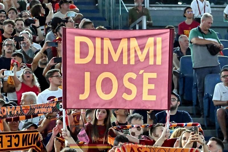 L’Olimpico fa la voce grossa: fazzoletti bianchi in Tevere contro la squalifica di Mourinho