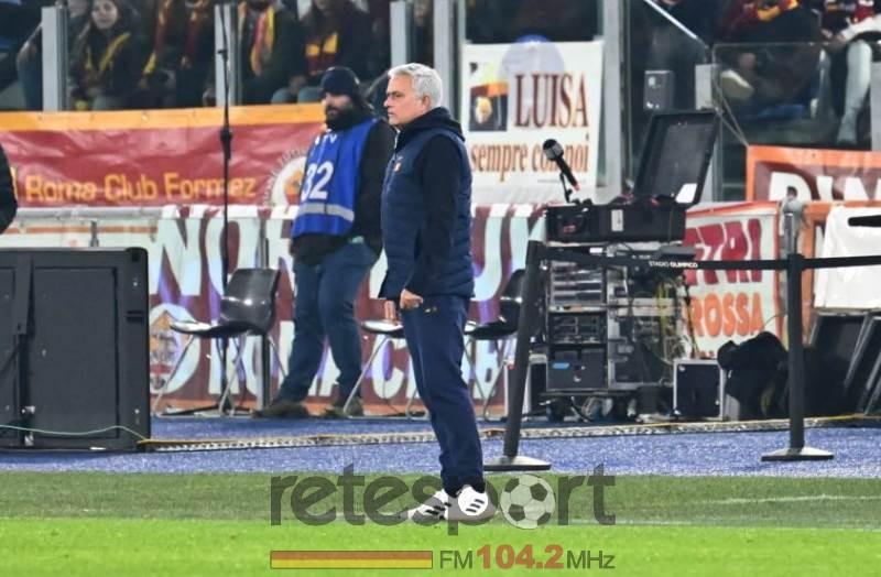 Mourinho: “Un primo tempo orribile. Rosa corta per il doppio impegno”