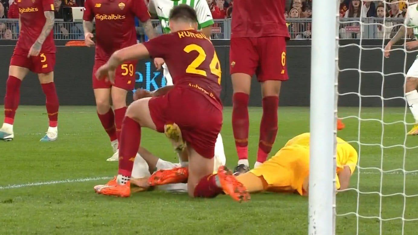 Fabbri-Pairetto, diversi gli errori: calcio evidente di Berardi a Kumbulla, inventati i gialli per Smalling e Matic. La moviola di Roma-Sassuolo