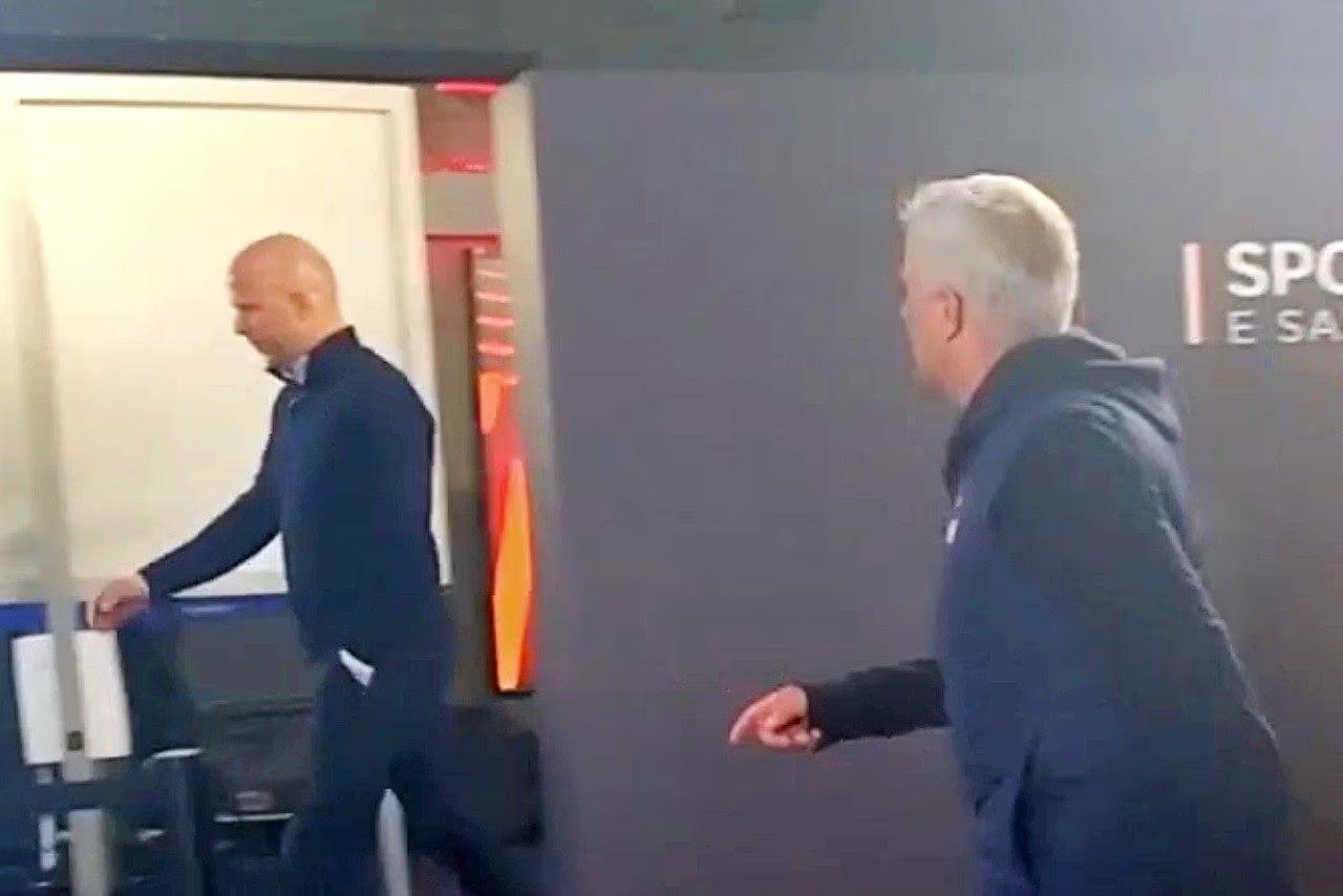 Mourinho-Slot, scintille a fine gara: il tecnico olandese non dà la mano a Mou che lo rincorre nel sottopassaggio (VIDEO)