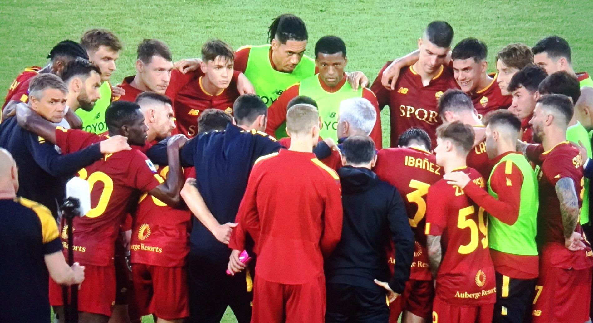 Roma, discorso motivazionale e poi saluto ai tifosi di Mourinho e giocatori (VIDEO)