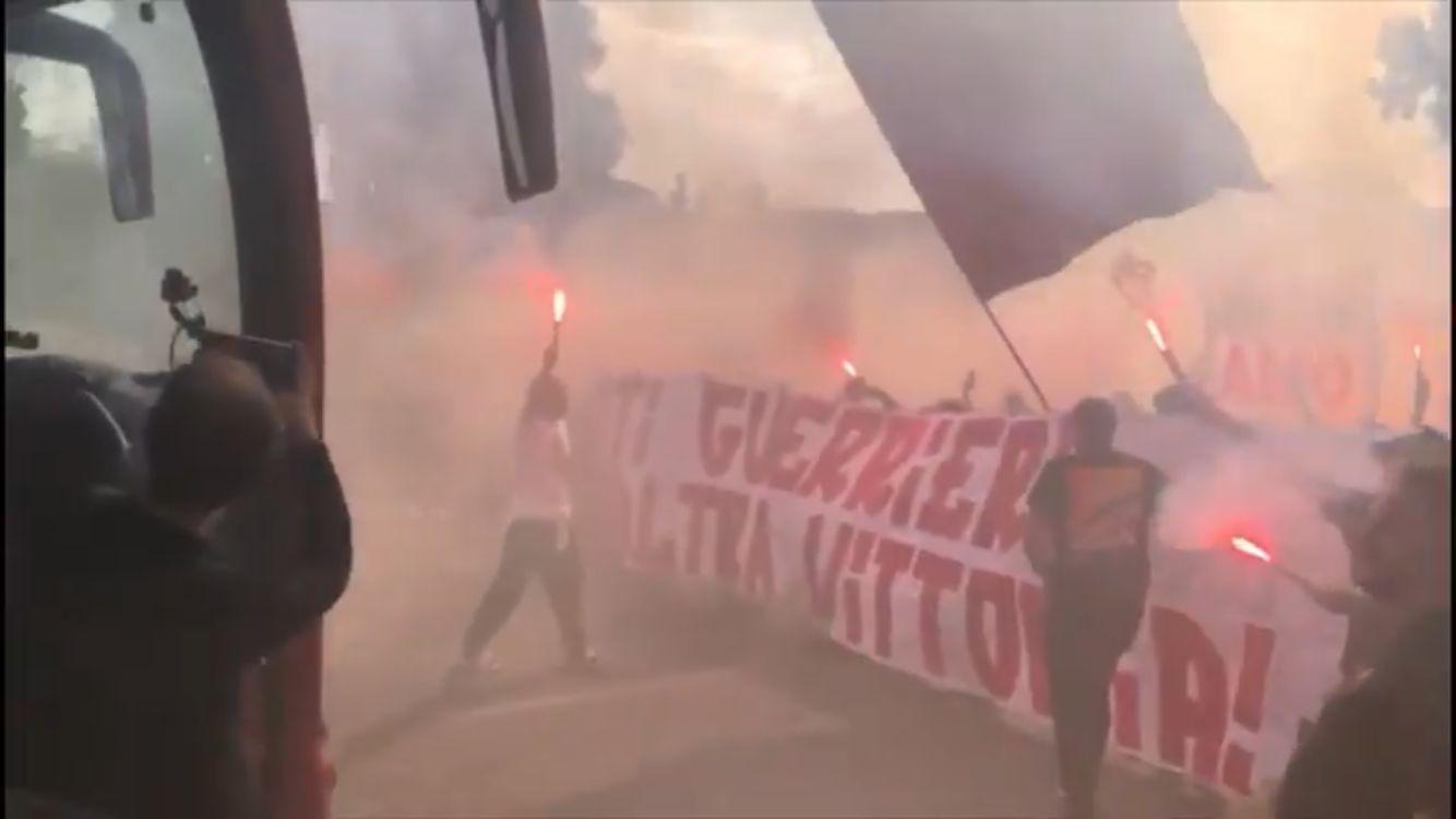 Delirio a Trigoria: fumogeni, cori e striscioni per la squadra scortata fino all’Olimpico (VIDEO)