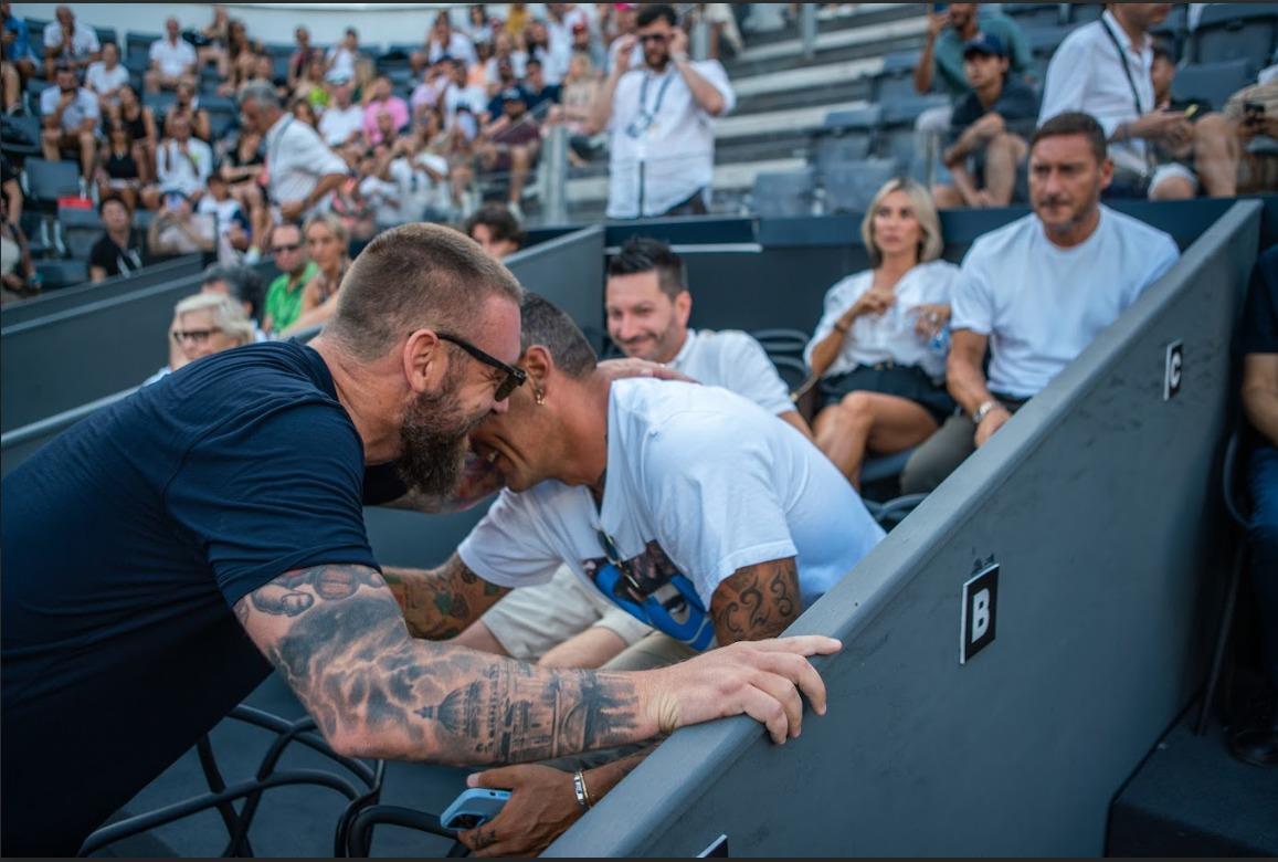 Finali BNL Padel, l’abbraccio tra Totti e De Rossi  – FOTO