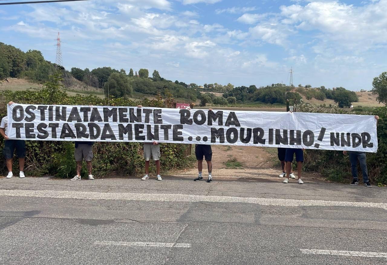 Trigoria, striscione: ”Ostinatamente Roma. Testardamente…Mourinho!” (FOTO)