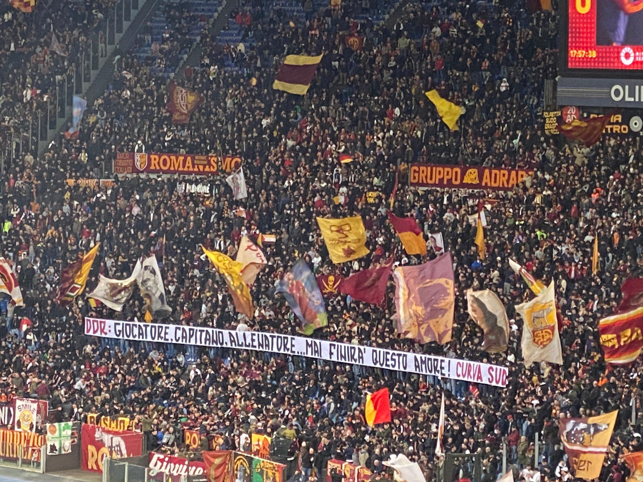 Curva Sud, striscione per De Rossi: “Mai finirà questo amore” – FOTO