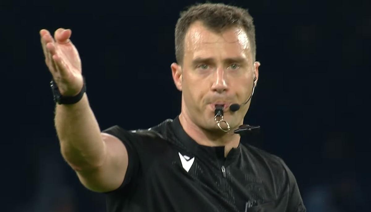 Roma, altro arbitraggio europeo da horror: tutti gli strafalcioni di Zwayer