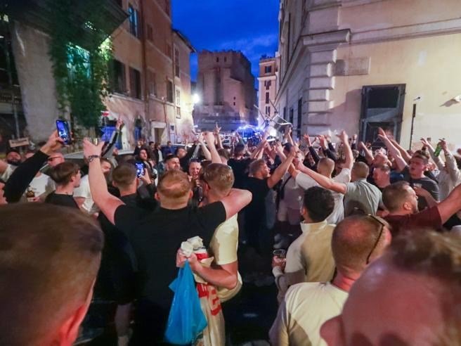 Due tifosi inglesi rapinati e accoltellati a Roma