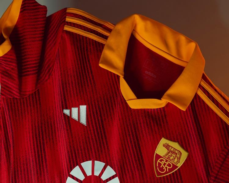 Roma, ecco la maglia Adidas per il Derby: stemma ASR e Delvecchio testimonial