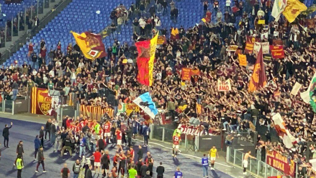 Milan-Roma, a San Siro presente anche la bandiera con il ratto