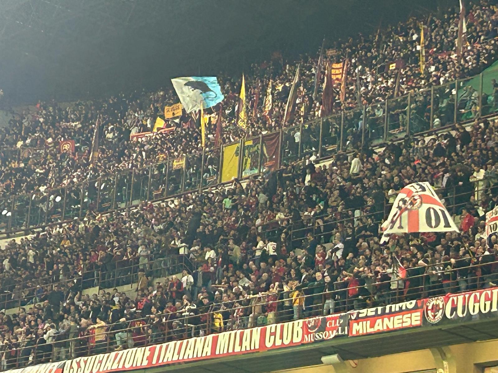 Il ricordo di De Falchi, la bandiera del ratto e l’incessante sostegno: settore ospiti da brividi a San Siro – FOTO VIDEO
