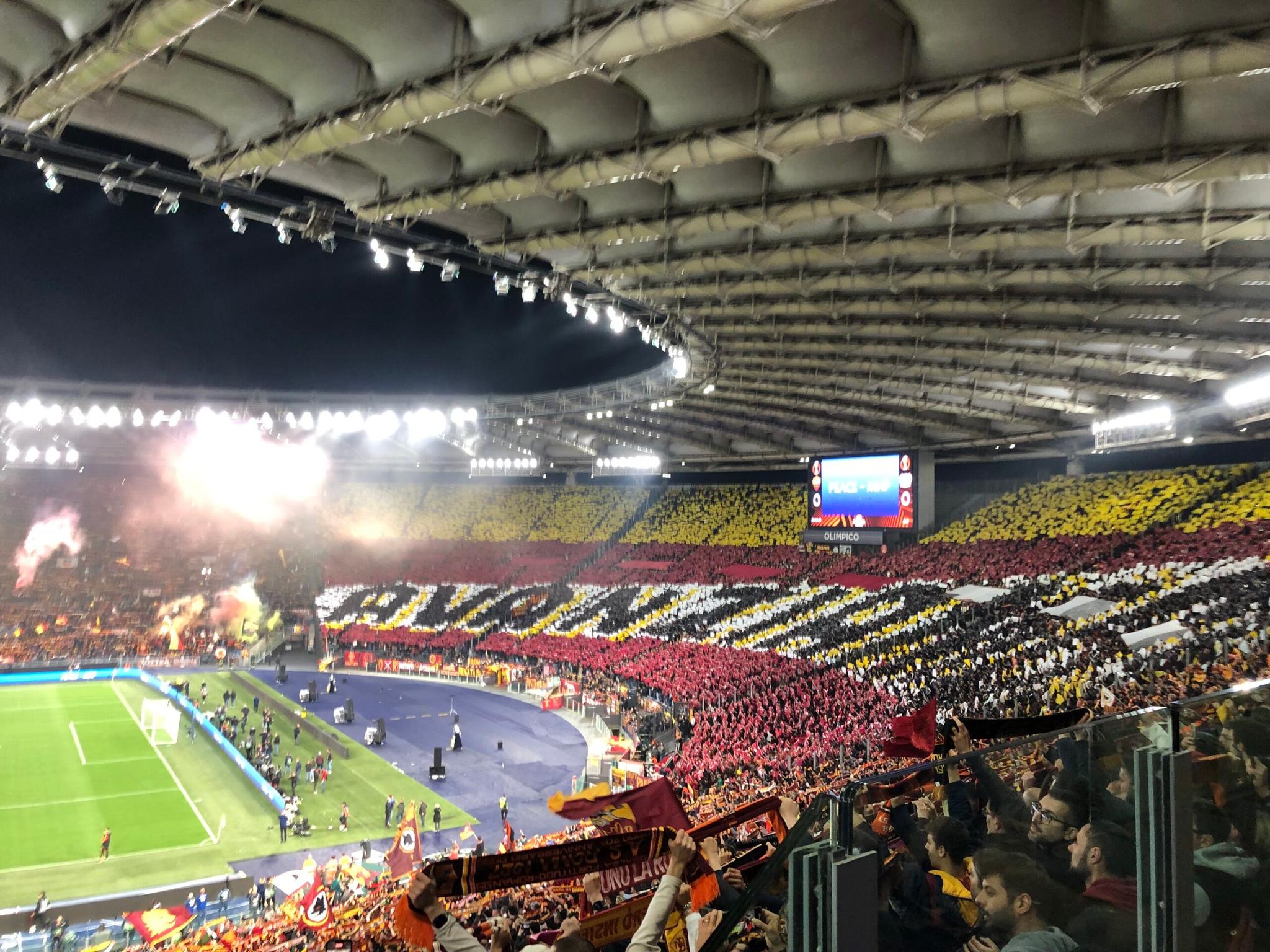 Roma-Bayer, la scenografia della Sud: “Avanziamo”