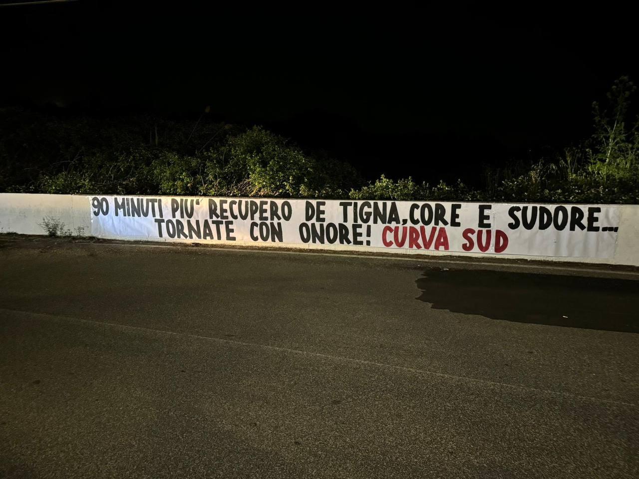 La Sud carica la Roma: “90 minuti de tigna, core e sudore” – FOTO