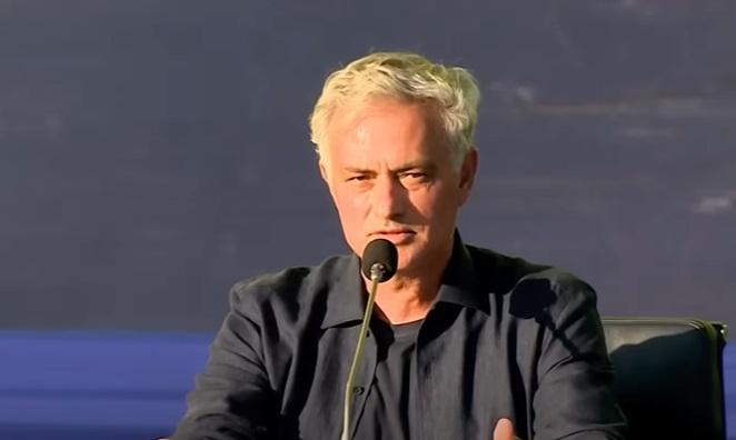Mou, durissima accusa: “Dalla panchina del Gala saltavano come scimmie”. Denunciato per ‘razzismo’
