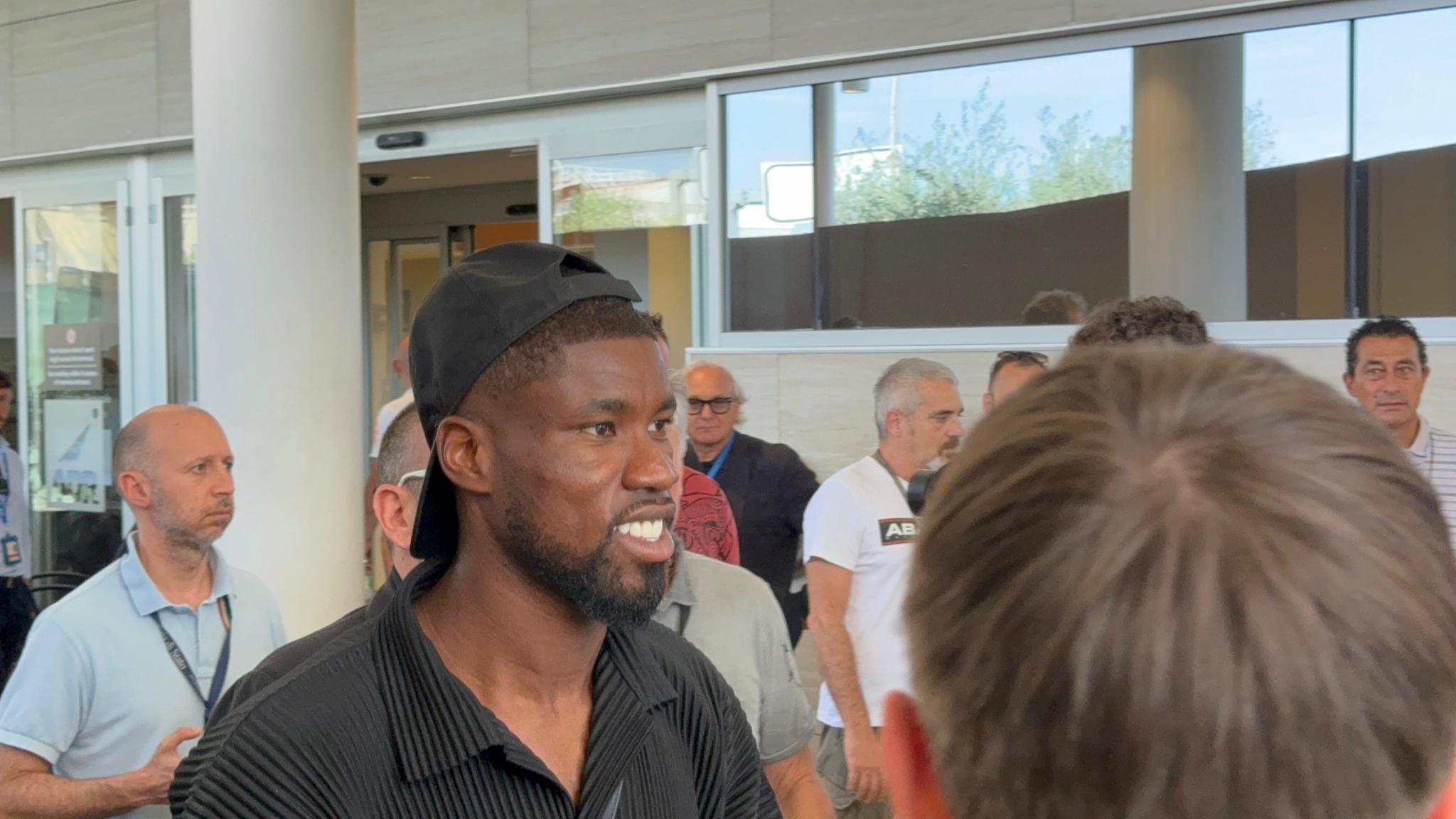 Danso è sbarcato a Ciampino: sorrisi e foto con i tifosi – VIDEO