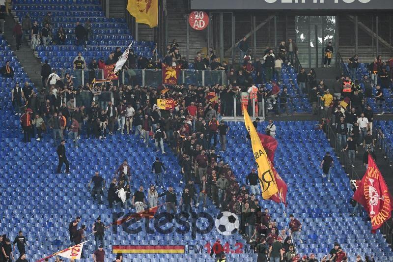 Scritte e insulti sui seggiolini della Sud: infuria la polemica social – FOTO