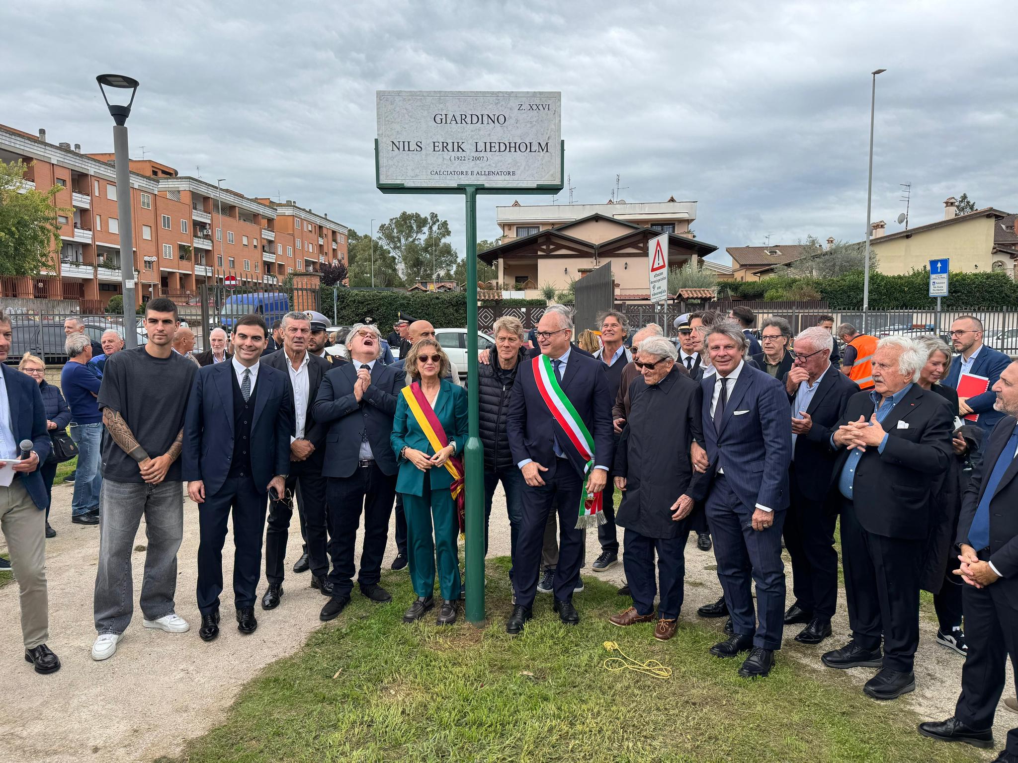 Un giardino intitolato a Liedholm: presenti Gualtieri, Mancini, Vitali e diversi ex calciatori giallorossi (FOTO VIDEO)