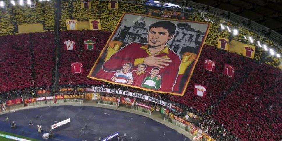 Derby, la coreografia della Sud: “Una città, una maglia” con Di Bartolomei – FOTO