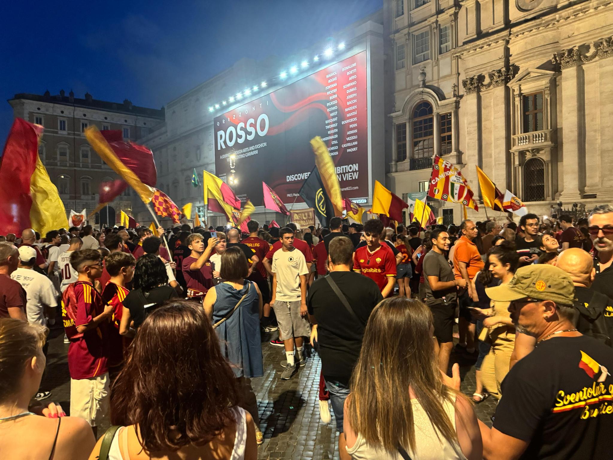 98 anni Roma, quasi 10 mila tifosi giallorossi a Piazza Navona – FOTO VIDEO