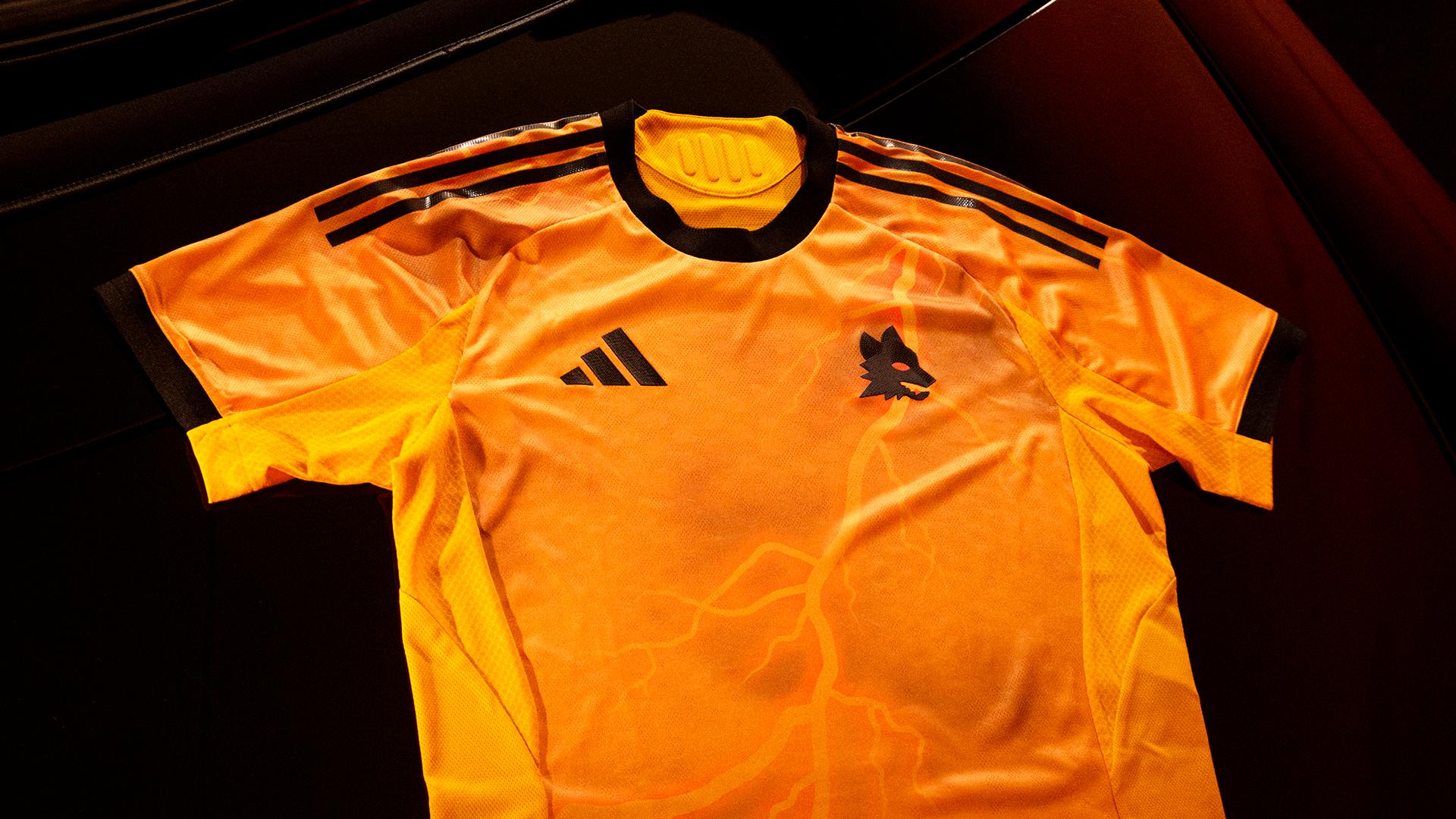 Roma, svelata il Kit Away ispirato alla storia romana: da oggi in vendita – FOTO