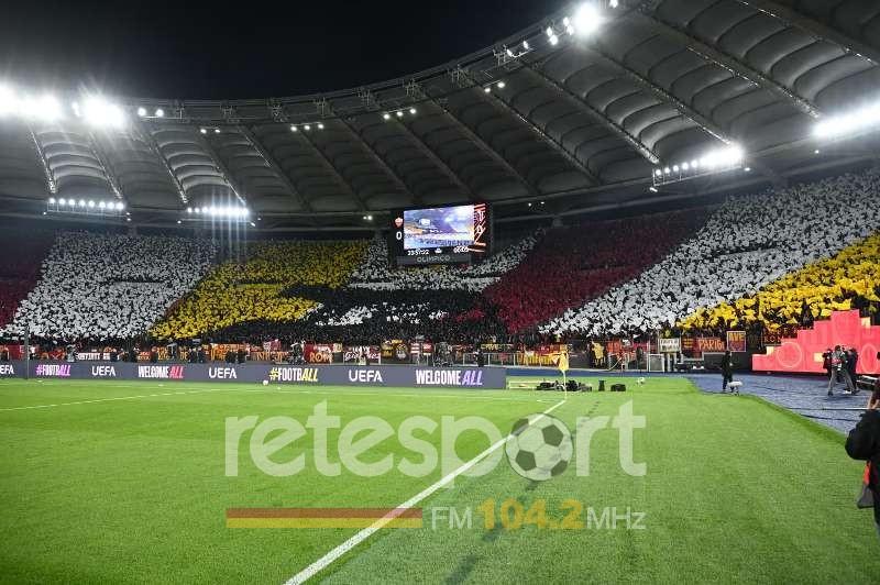 Lo spettacolo della Curva Sud: i 60 mila spingono ma la Roma esce – FOTO