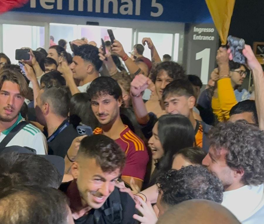 Fiumicino, tifosi in delirio al rientro della Roma – VIDEO