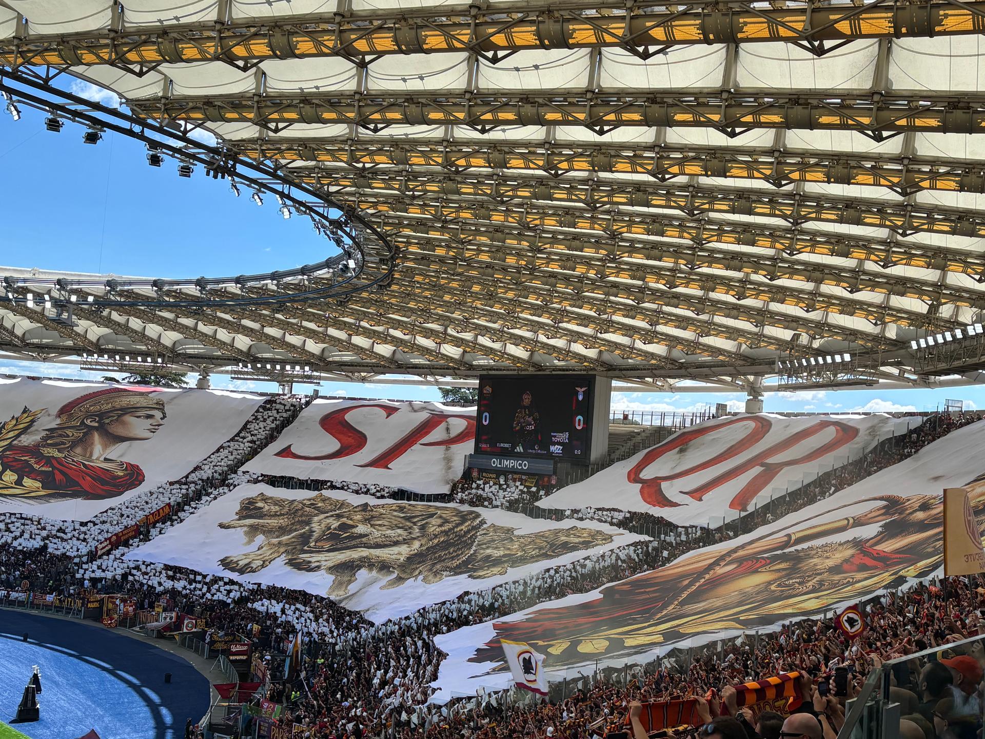 Derby, spettacolo in Tevere e Sud: SPQR, figli della Lupa capitolina e doppia scenografia