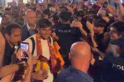 Termini, Castro è arrivato nella capitale: accolto da 250 tifosi – VIDEO