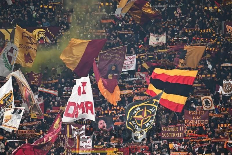 Roma-Sassuolo, protesta dei tifosi giallorossi contro la squalifica di Mourinho
