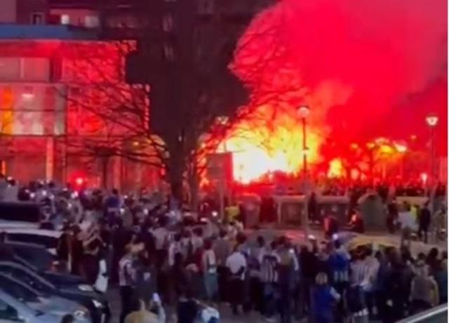 Real Sociedad-Roma, tensione fuori dallo stadio: i baschi hanno aggredito alcuni pullman giallorossi (VIDEO)