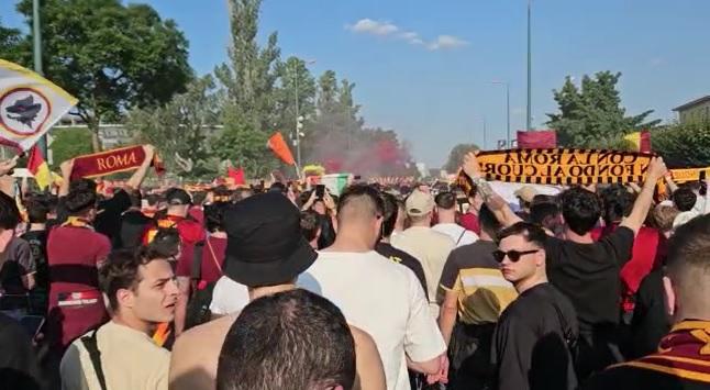 Siviglia-Roma, le immagini del corteo giallorosso direzione stadio – VIDEO