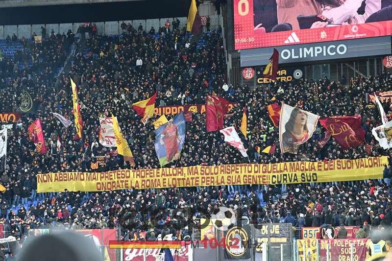 Roma-Verona, cori e striscioni per Mourinho: “Ultimo ad arrendersi, unico a difenderci” – FOTO