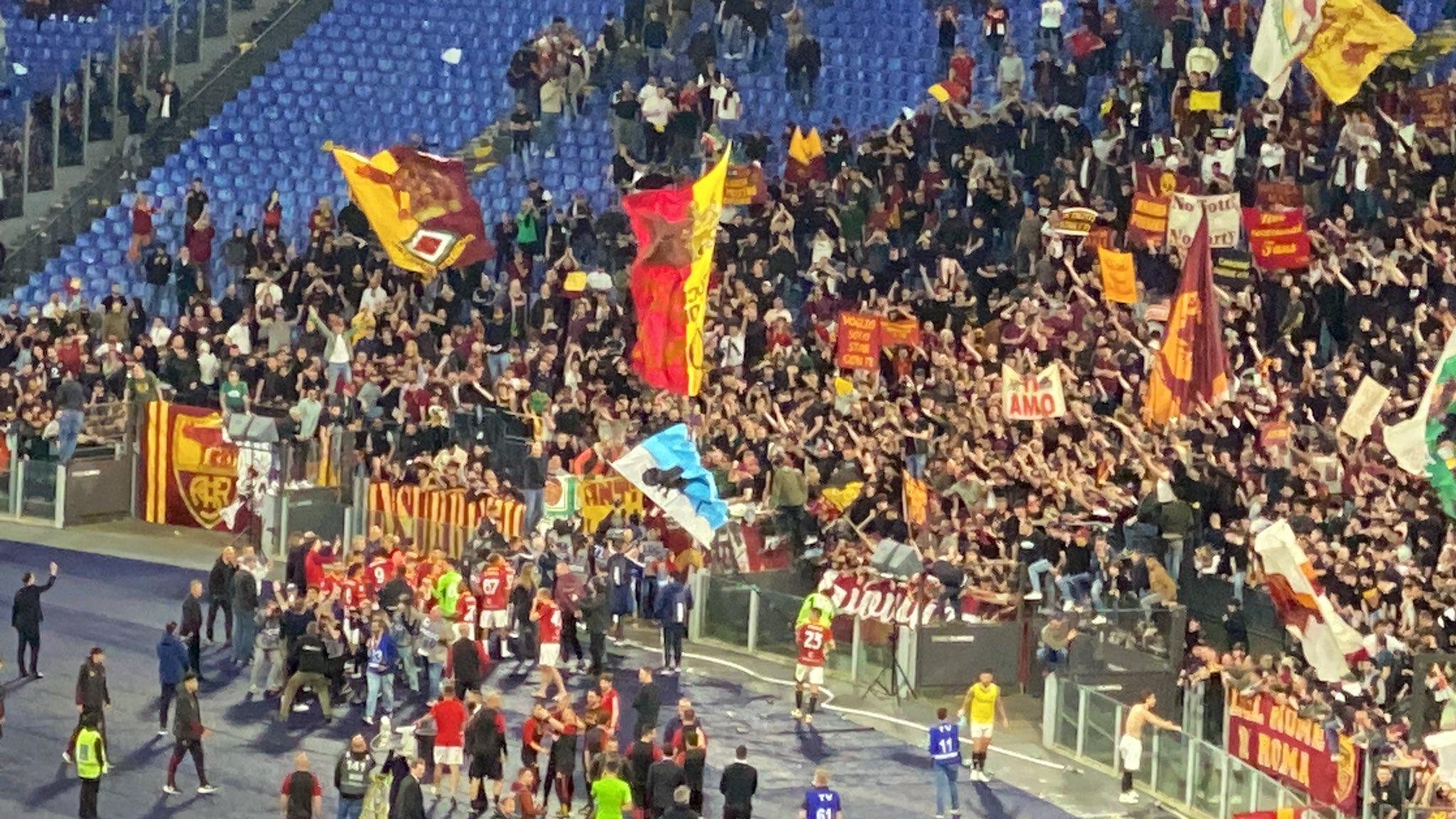 Derby, la Roma torna sotto la Sud: Dybala e Mancini insieme agli ultras – FOTO