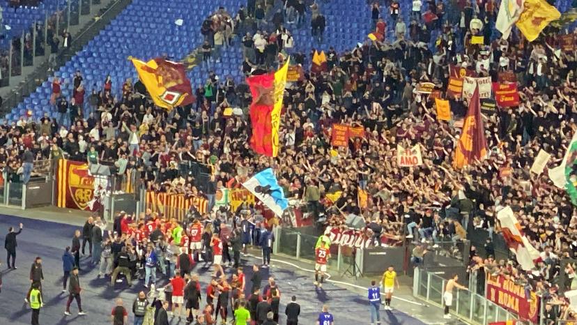 Derby, la Roma torna sotto la Sud: Dybala e Mancini insieme agli ultras – FOTO